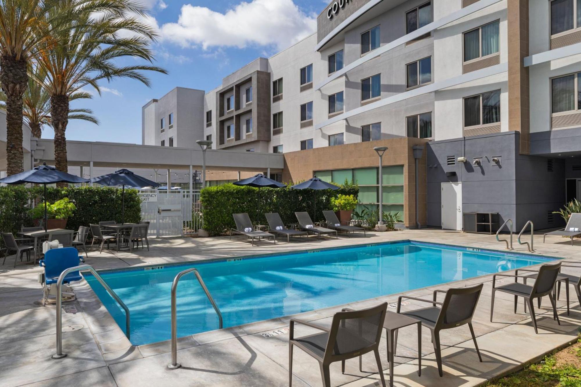 Courtyard Long Beach Airport Exterior foto